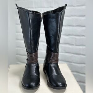 Kids Kennedy Hunt by Kenneth Cole. Black. Size 3.5